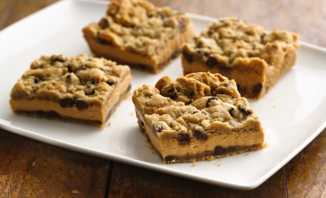 
Chocolate Chip-Peanut Butter Squares
